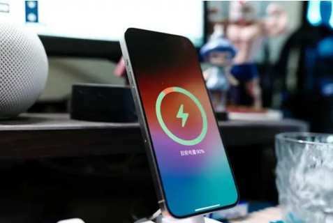播州苹果15换屏服务分享用什么充电器给iPhone15充电更好 